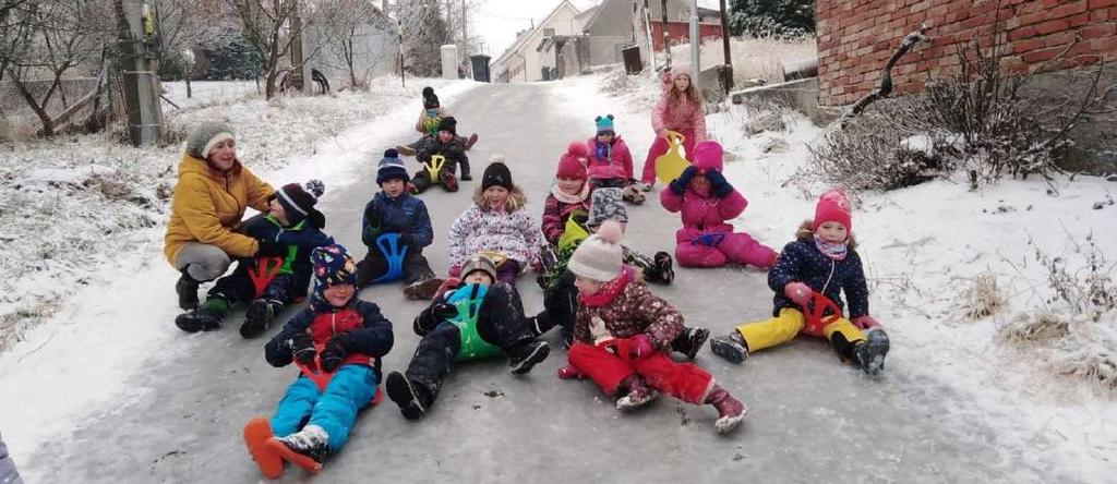 Ve školce jsme si nejen povídali o tom, jak Eskymáci žili, či žijí dnes, kde bydlí, co jí, ale také o zvířatech, která žijí v polárních oblastech věčného sněhu a ledu.
