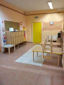 Našim požadavkům vyhověla i malířská firma Vašíček a ke konci týdne zahájila práce s odstraněním mnoha vrstev starých výmaleb tak, aby mohla být provedena