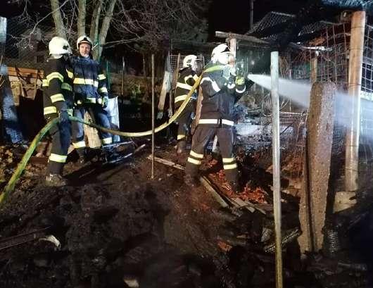 Po příjezdu na místo bylo průzkumem zjištěno, že se jedná o rozsáhlý požár přístřešku s uskladněným dřevem.