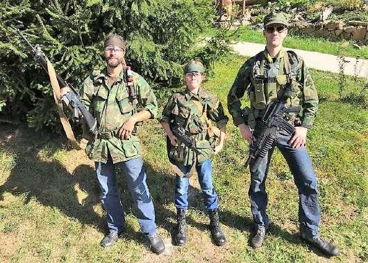 HALENKOVICKÝ ZPRAVODAJ č. 97 2021 / 1 Třináct let airsoftu na Halenkovicích Je sobota 7:30 ráno a z tábora americké 4. pěší divize zní lesem tóny písní 60. let ze starého tranzistorového rádia.