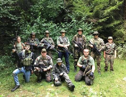 Nejedná se o skutečnou válku. To jen pár nadšenců airsoftu se, jakoby mávnutím kouzelného proutku, ocitlo rázem o 50 let zpět v čase.