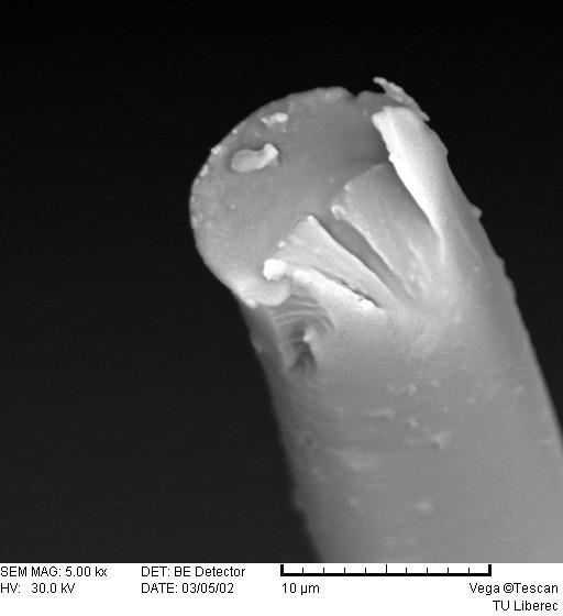 6 12 20 40 30 50 20 50 20 50 19 23 25 75 26 34 4 Mechanismus porušení Mechanismus porušení se posuzuje z morfologie lomové plochy vláken při prasknutí vlivem tahového namáhání.