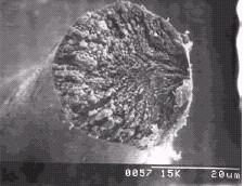 Vlivem tohoto štěpení je průměr vlákna v místě přetrhu 2 4 µm, což je zhruba 3 6x méně než průměr výchozího vlákna.