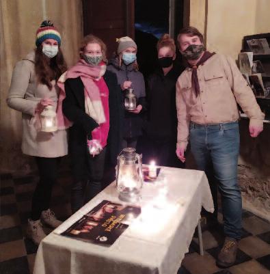 Na něm postupně přibývaly ozdoby, které tvořily děti ve školce nebo doma s rodinou. Chtěla bych poděkovat panu Husovi a panu Bourkovi za věnování a dovoz tohoto stromku.