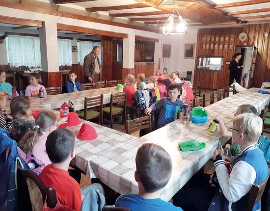 A tak se děti na Prázdninovém táboře Basta učily akrobacii a žonglování, Zvířátkový prázdninový tábor besedoval s kynologem a Předškoláky navštívil klaun Hopsalín.