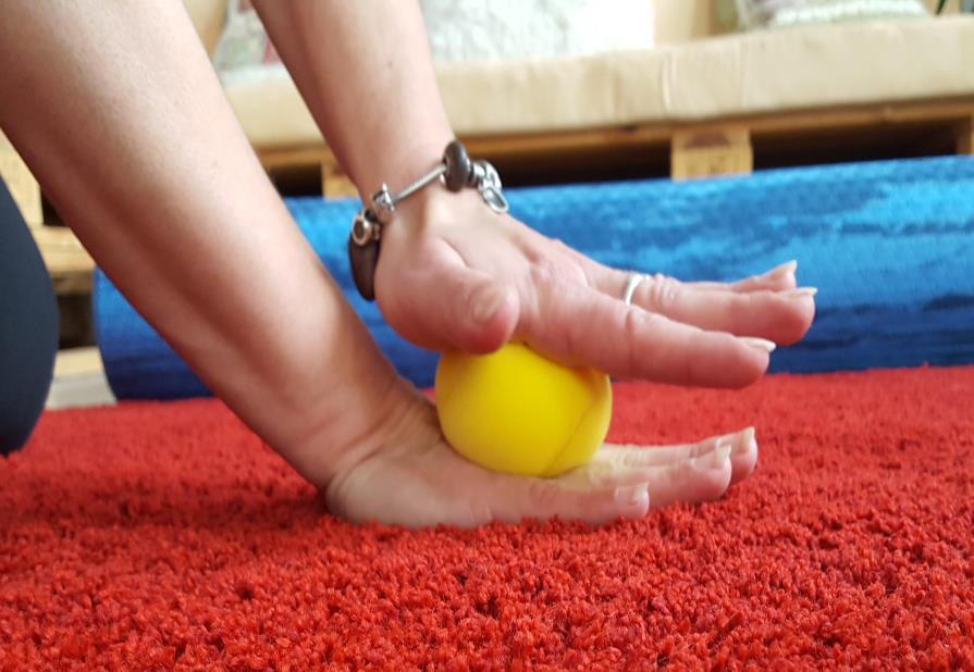 Jak na to prakticky Budete k tomu potřebovat měkký válec. Já používám válec určený na pilates. Dnes si ho už můžete objednat přímo na mých stránkách>>>. Je to opravdu kvalitní švédská výroba.