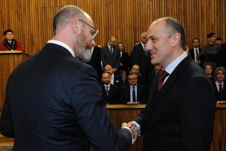 Klinika plastické a estetické chirurgie (KPECH) Přednosta: Zástupce pro LPP: Vrchní sestra: prof. MUDr. Jiří Veselý, CSc. MUDr. Tomáš Výška Radana Vaňková, DiS.
