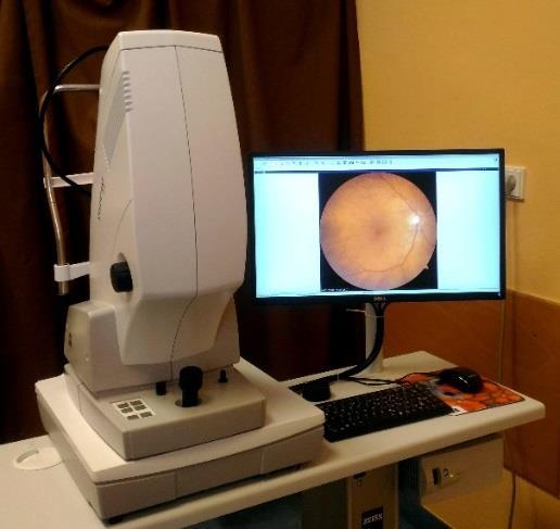 Vlevo: Fundus kamera VISUCAM 524; výrobce: Carl Zeiss Meditec; dodavatel: Carl Zeiss spol. s r.o. Vpravo: Přístroj pro rohovkový crosslinking LightLink-CXL; výrobce: LightMed (USA); dodavatel: SPIRIT MEDICAL spol.