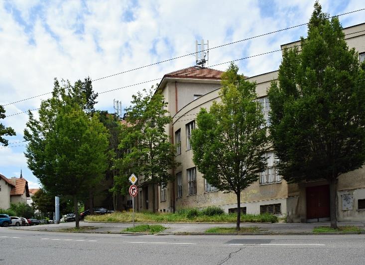 Školská činnost je zaměřena primárně na výuku studentů Lékařskou fakultu MU, ale probíhá zde i výuka pro Právnickou fakultu MU, Přírodovědeckou fakultu MU, VUT v Brně, Velitelství výcviku Vojenská