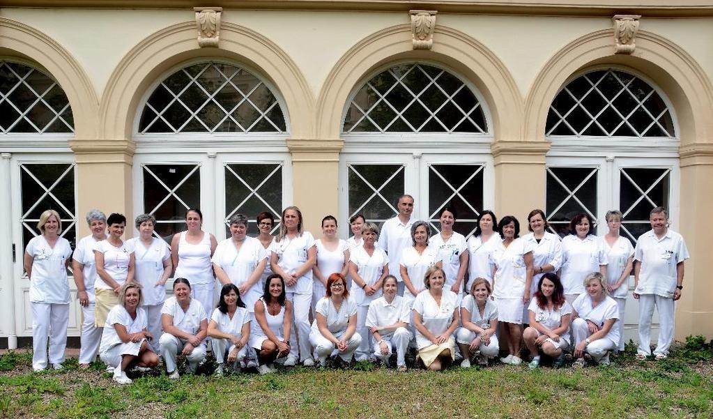 Krevní banka (KB) Primář: Vedoucí laborantka: MUDr. Jarmila Celerová Ivona Bartáková Krevní banka je samostatným oddělením v rámci Fakultní nemocnice u sv. Anny v Brně.