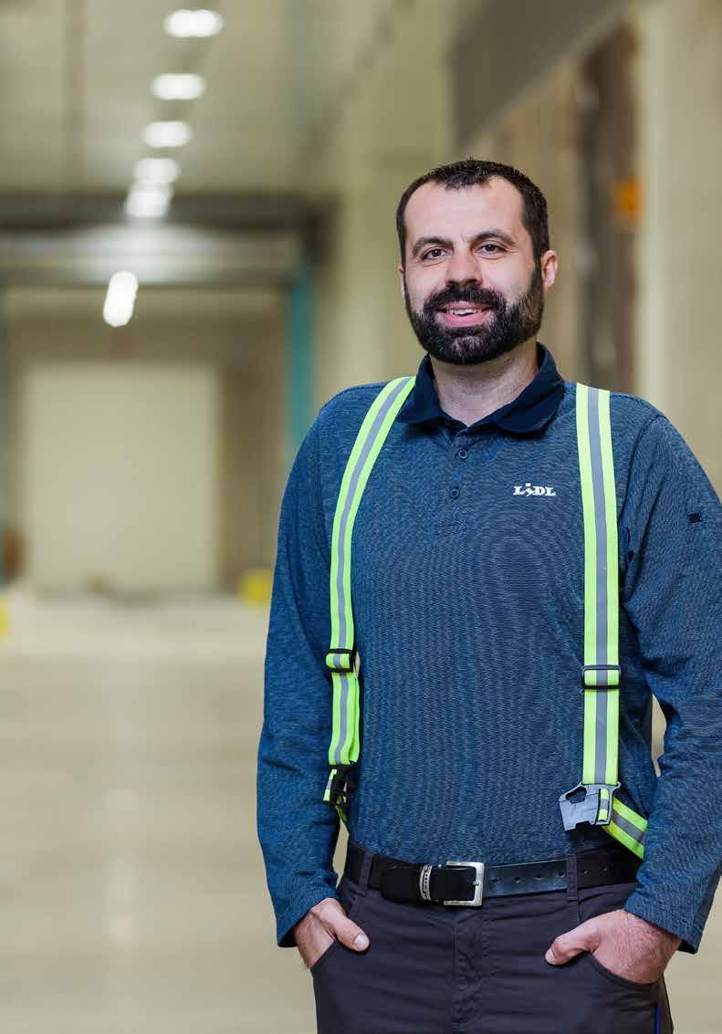 Na žlutých elektrických vozících, které na vidlích pojmou dvě až tři palety, křižují kompletáři uličkami skladu, kompletují zboží a vezou je na výdejovou rampu, kde si zásoby určené pro prodejny