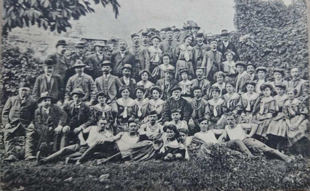 13 Přílohy Obrázek 1. Společná fotka všech členů sokolské obce v Pacově v roce 1910.
