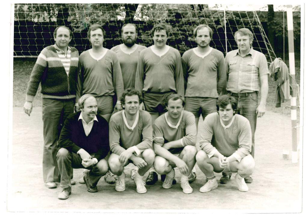 Obrázek 11. Sestava TJ Slavoj Pacov po zápase okresního přeboru na domácím hřišti roku 1979.