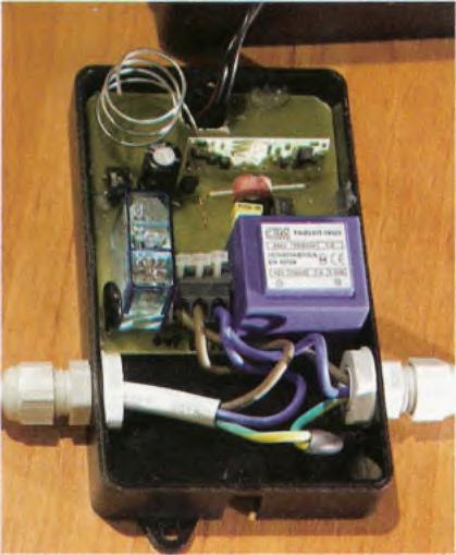 Po zapnutí je klopny obvod vynulován obvodem R6, C11. Výstupní relé může ovládat napětí 230 V. Na desce je misto i pro varistor pro odrušeni kontaktu relé při spínáni indukční zátěže, použit lze např.
