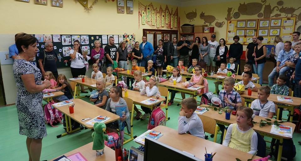 Většina dětí přicházela do školy s úsměvem na tváři a mírnou zvědavostí, jak bude tento den probíhat.