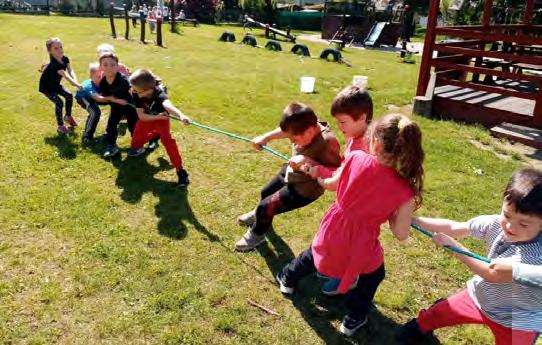 Postupně si všichni vyzkoušeli připravené úkoly: skok v pytli, přetahování lanem, běh trojnož, hod do dálky, hod šiškou na cíl, do kruhů, nošení hrníčků s vodou do lahve, podávání míče nad hlavou,