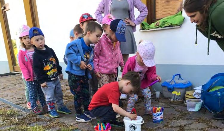 Děti se tak seznamovaly s potravou jednotlivých zvířat, učily se přenášet umělé žabky do bezpečí, na závěr si zahrály na sovičky, žabičky a nakrmily ptáčky. Ve II.