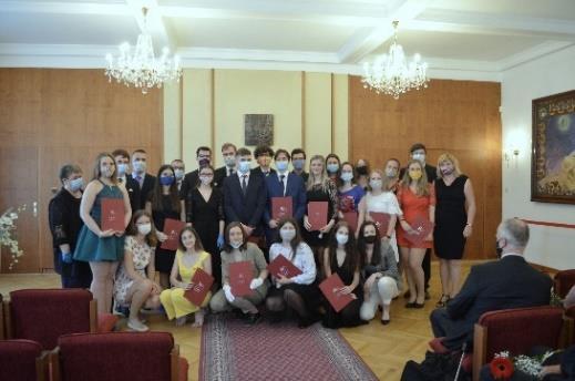 Počet žáků konajících zkoušku Prospěli s vyznamenáním Prospěli Neprospěli Nepřipuštění ke zkoušce MATURITNÍ ZKOUŠKY Maturitní zkouška se skládá ze dvou částí společné (státní) a profilové (školní).