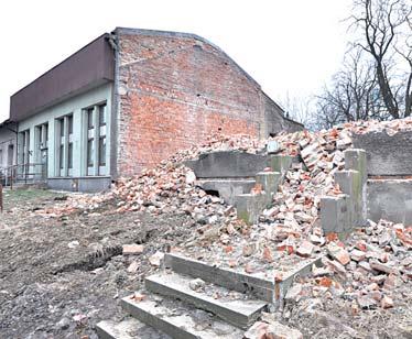 Sám vlastník neměl prostředky na údržbu domu ani na jeho demolici, proto ji na své náklady nechalo zbourat město. Vynaložených 216 tisíc bude následně vymáhat soudní cestou.