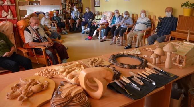 8. Odpolední posezení při karetní hře Prší 5. 8. Posezení u výroby dekorativních srdíček a věnečků 6. 8. Posezení s písničkou harmonikářů H+N a klarinetisty p.