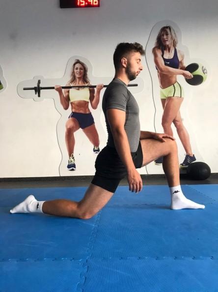 Protažení flexorů kyčelního kloubu Výchozí poloha: Klek přednožný, úhel v kolenním kloubu u levé (pravé) přední končetiny zhruba 90, snaha podsadit pánev a protlačit vzpřímený trup vpřed. (Obr. č.
