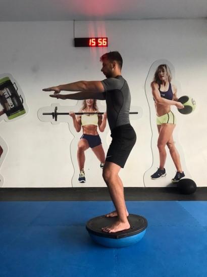 Dřep na bossu Výchozí poloha: Stoj na bossu pevnou čá
