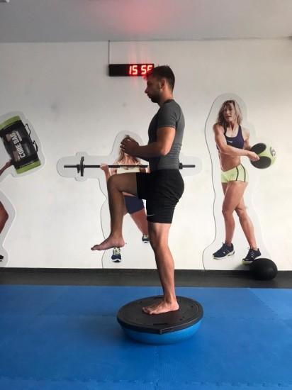 Stoj na jedné noze na bossu Výchozí poloha: Stoj na mírně pokrčené pravé (levé) DK na bossu (pevnou částí nahoru), ideálně naboso, druhá DK v přednožení pokrčmo, HK připažené, v bok nebo pokrčené v