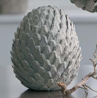 NADČASOVÉ A KRÁSNÉ ŠIŠKY MATERIÁL polystyrénová vejce o výšce asi 20 cm světle šedé plato na vejce VÁZY Spodní část polystyrénového vejce přiřízneme nožem tak, aby na vodorovné ploše dobře stálo.