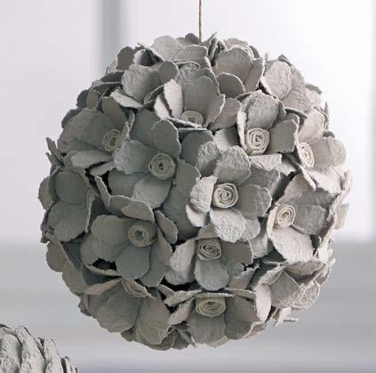 KOULE Z RŮŽIČEK MATERIÁL polystyrénová koule o průměru 15 cm s háčkem na zavěšení