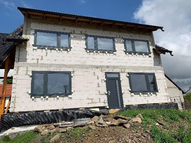 Konkrétní řešení můžeme doporučit na základě dodání projektové dokumentace. Nářadí potřebné k montáži: 1. Svinovací metr 2. Vodováha 3. Tužka 4. Kladívko 5.