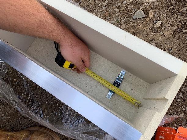 Montáž se provádí vruty do purenitu 4x 15 mm. 4. Žaluzii zasunout do objímek v držácích a zajistit. 5.