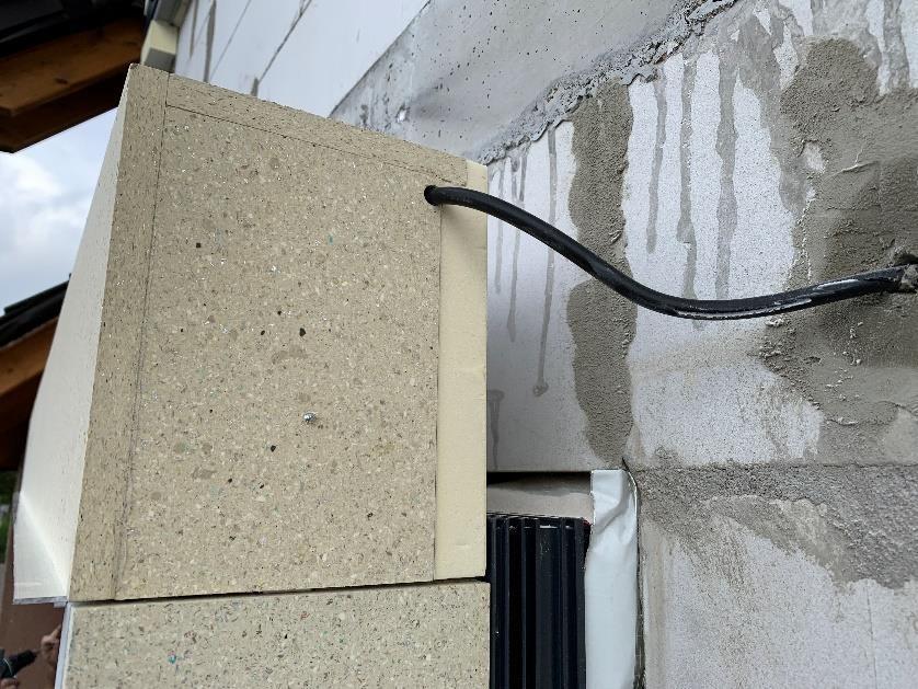 Vrtákem do dřeva nebo železa o průměru 10 mm vyvrtáme otvor na straně, kde budeme
