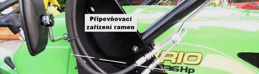 přepravní rychlost nesmí přesahovat povolenou rychlost traktoru Před výjezdem na komunikace očistěte soupravu od nečistot a neznečisťujte vozovku Dojde-li k poruše těsnosti hydraulického vedení, musí
