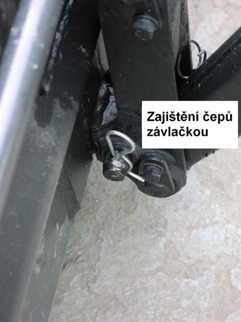 Adaptery se zavěšují na háky, které jsou jejich součástí. Do háků se zavěsí kulatina, jež spojuje pravé a levé rameno.
