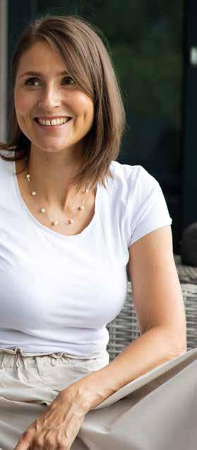 ROZHOVOR 17 MUDr. Barbora East, Ph.D. Vystudovala 2. lékařskou fakultu Univerzity Karlovy. Od roku 2009 pracovala nejprve na I. a následně na III. chirurgické klinice v Motole.