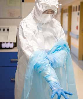 2 Pouze s respirátorem Nyní je pohyb na jednotce umožněn pouze s respirátorem FFP3 a ochranný oblek si obléká personál až před vstupem do boxu pacienta.