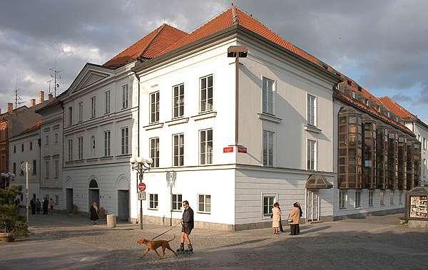 81, kdy byl 1.1. založen Jihočeský státní orchestr.