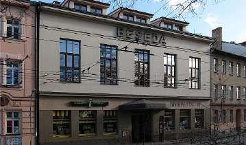 kuželna, hostinec a ústřední sál.