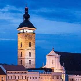 Z Pražské brány tehdy vedla cesta do Budivojo- dit přes Budějovice a nabízet zde své zboží. vic (staré město). Mezi Budivojovicemi a Pražskou bránou nebyla do konce 14. stol postavena žádná stavba.