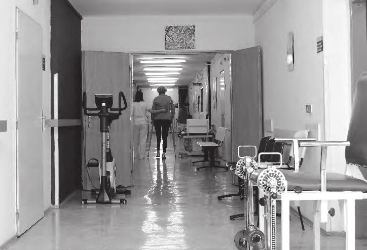 V tomto okamžiku je rovněž důležité začít s tréninkem soběstačnosti v denních aktivitách (ADL-activities of daily living) a tréninkem kognitivních funkcí (orientace, pozornost, koncentrace ).