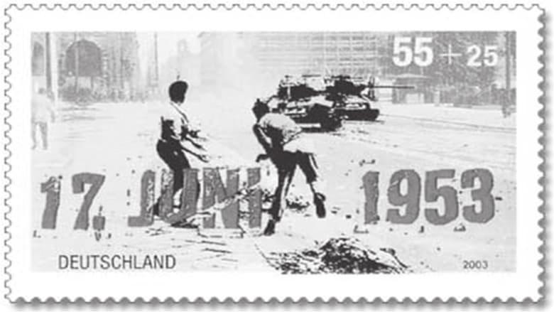 Zapomenuté povstání? 229 Známka vydaná k šedesátému výročí povstání s ikonickou fotografií povstalců vzdorujících kameny sovětským tankům (themoviedb.