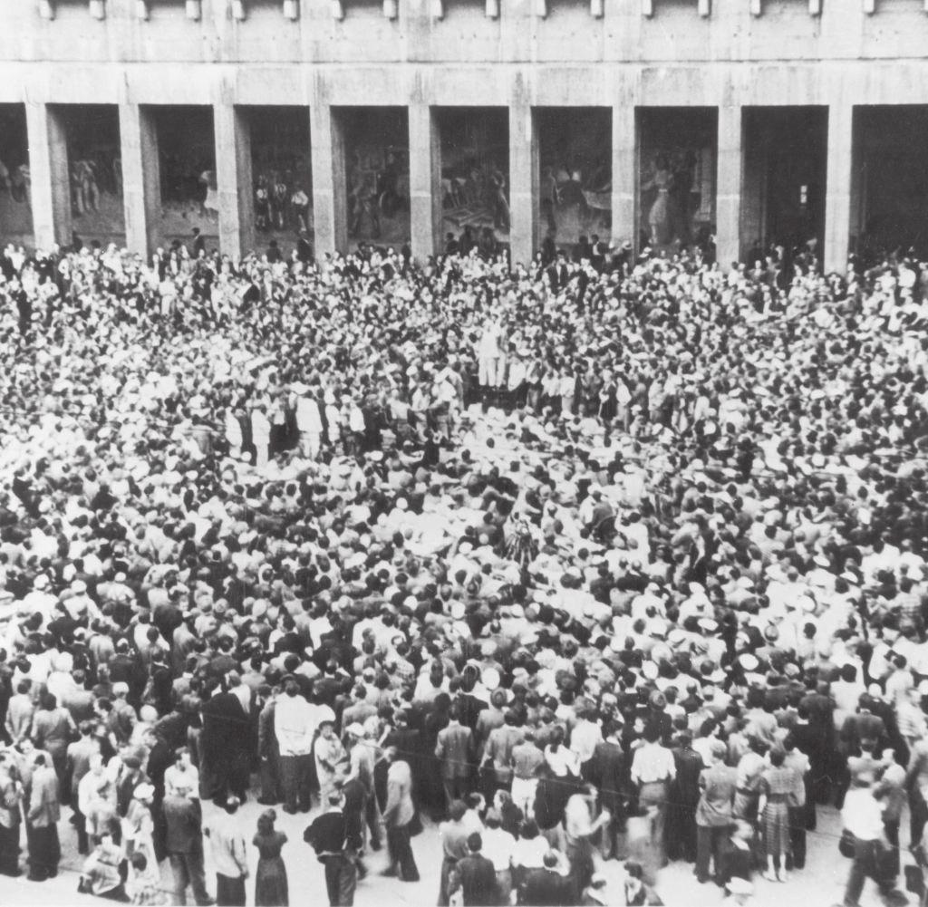 Zapomenuté povstání? 215 Dav demonstrantů 17. června 1953 před budovou vlády ve východním Berlíně (welt.