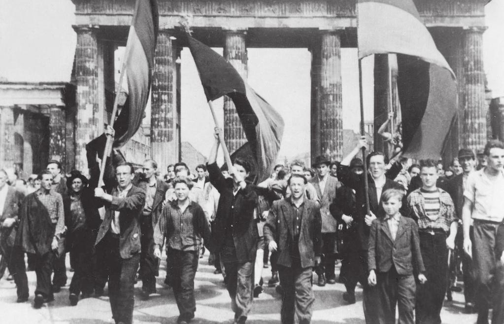 Zapomenuté povstání? 217 Demonstranti pochodují v den povstání přes Braniborskou bránu v Berlíně (foto ullstein bild, bz-berlin.