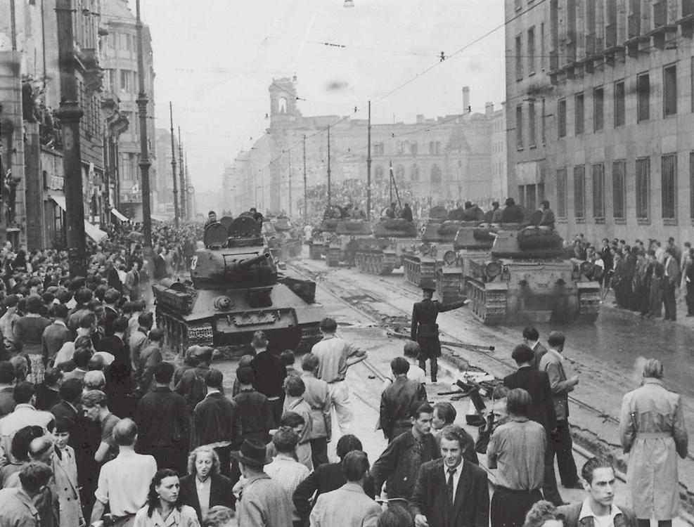 Zapomenuté povstání? 219 Sovětské tanky 17. června 1953 v Lipské ulici ve východním Berlíně (foto AP, n-tv.de) zvládnout situaci.