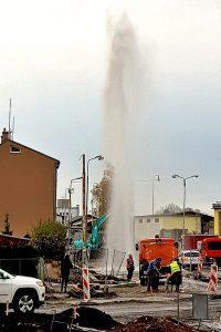 Kronika města Turnova 2019 33 a i nadále ji rozvíjí. Pan Zikuda pracoval se svými lidmi na mnoha vodohospodářských stavbách v Turnově (např. Fučíkova ulice, náměstí Českého ráje).