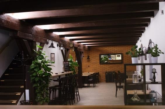37 Hotel Korunní princ Na začátku prázdnin byla znovu otevřena restaurace v hotelu Korunní princ, nazvaná nově U prince.