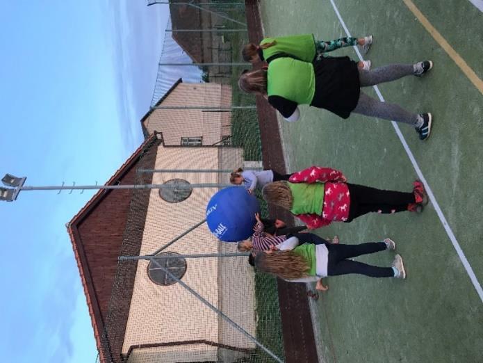 Kin-Ball Cíl: Rozdělení účastníků: Prostředí: Doba trvání: Pomůcky: Pravidla: týmová spolupráce. dle týmů. víceúčelové hřiště. 30 minut. míč na kin ball, kompresor.
