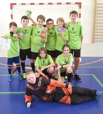 Hráči dále hrají se speciálními hokejkami vyrobenými specificky pro tento sport florbalovými holemi či tzv. florbalkami. Podobně jako v hokeji tvoří jedno družstvo pět hráčů a brankář.