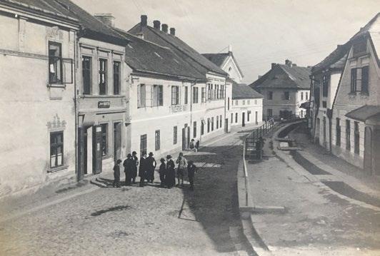 Protože v této části města s židovskými obyvateli nebyl dostatek místa, byly ve stráni podél cesty zřízeny krámky s padacími dveřmi. Prodávalo se v nich maso, mouka a jiné potraviny.