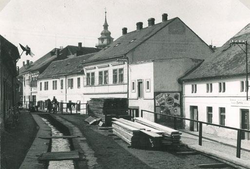 Na té vyšší straně tekl před obytnými domky potok, jehož voda poháněla vodní mlýn s vrchním náhonem.